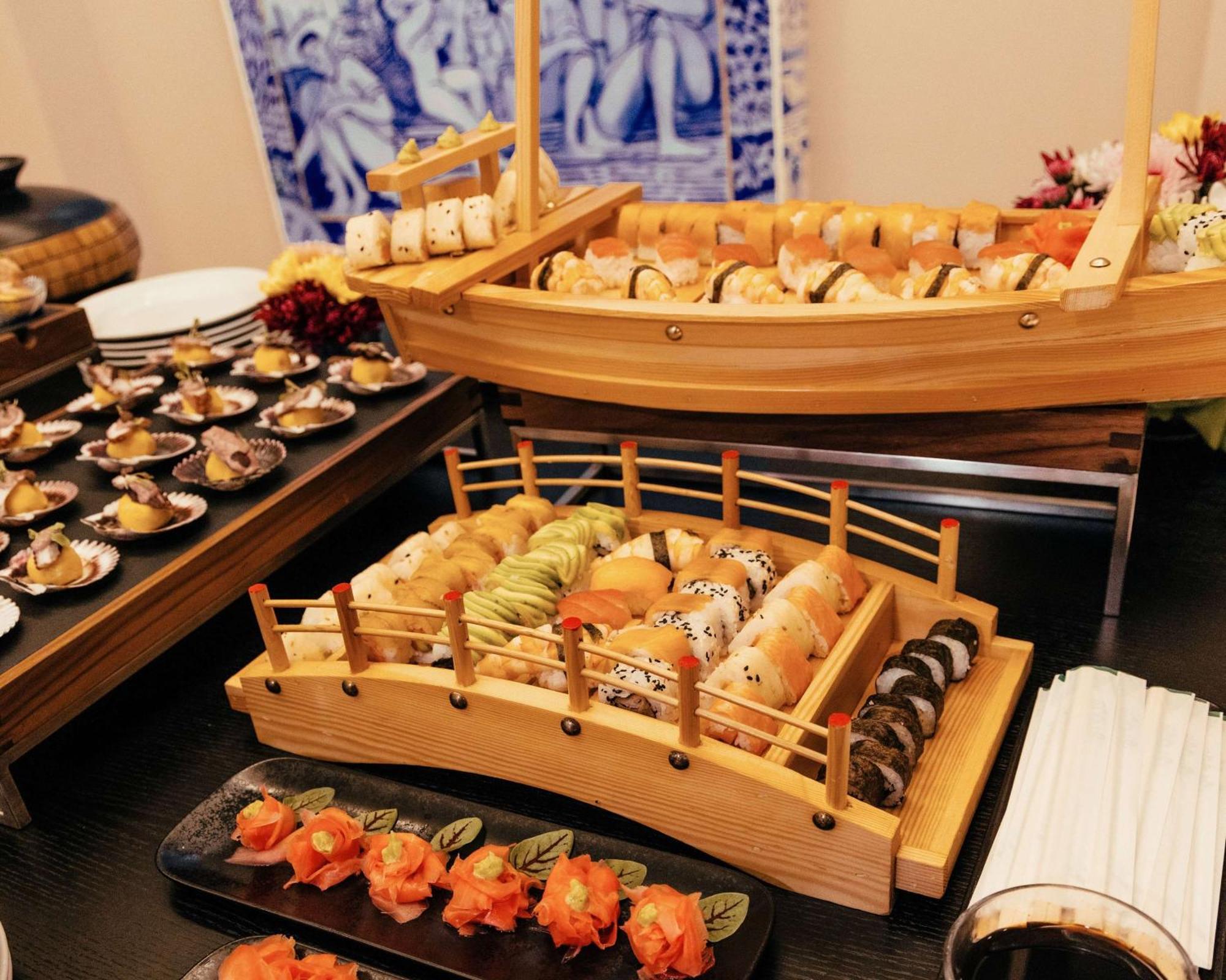 Bristol Panama, A Registry Collection Hotel Dış mekan fotoğraf Sushi boat